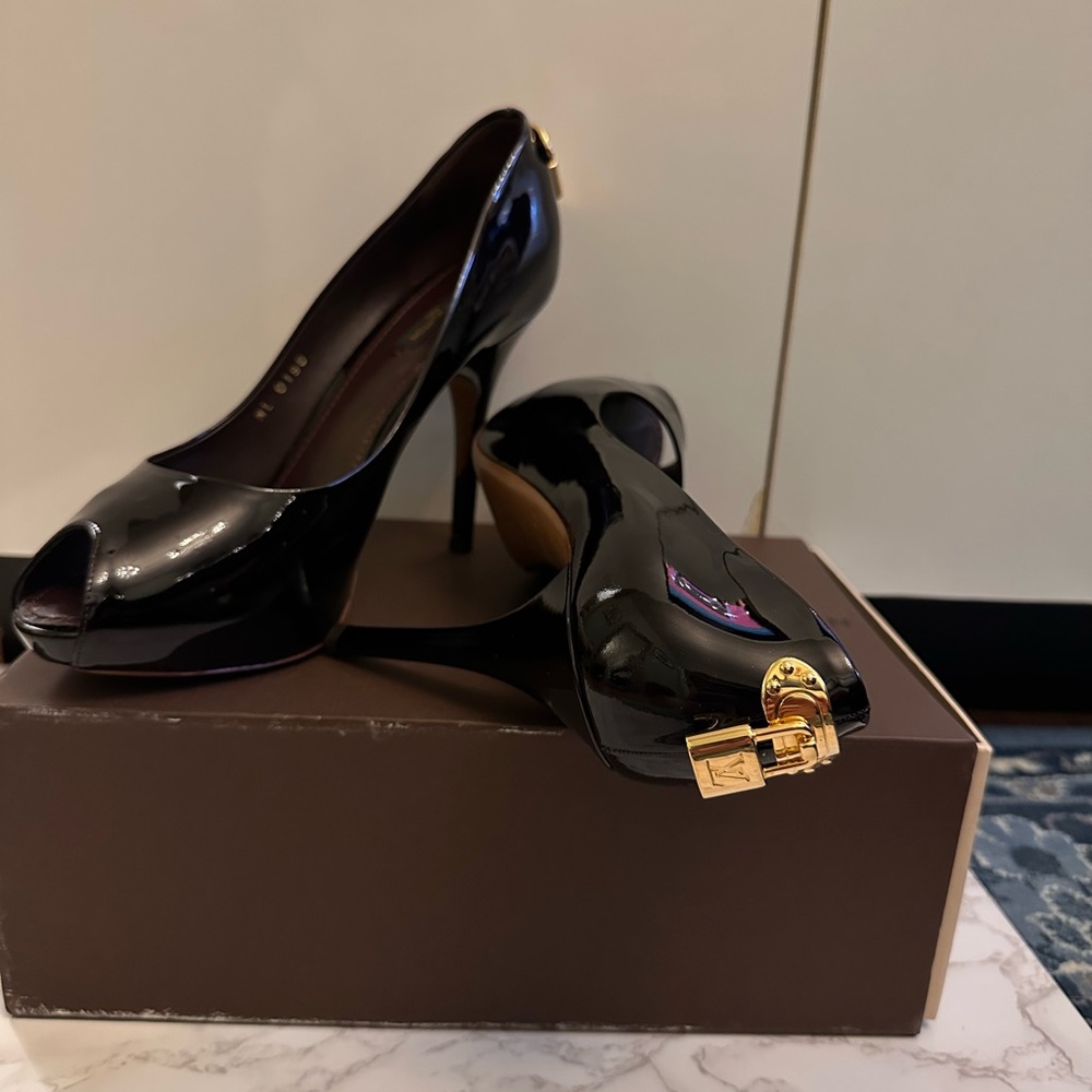 Louise Vuitton pumps size 10. Patent leather high gloss brown